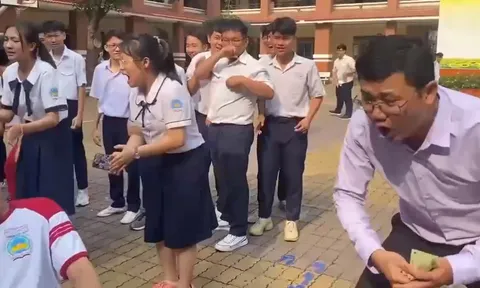 Học sinh tham gia kéo co, thầy chủ nhiệm lại chiếm hết spotlight vì màn cổ vũ 'bung nhiệt'