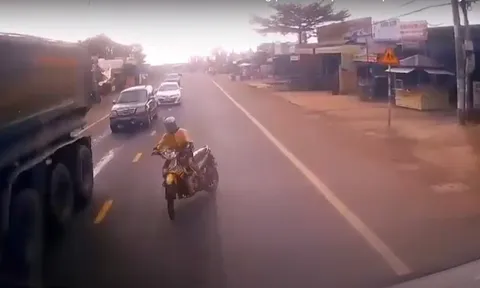 CLIP: Camera hành trình đã minh oan cho tài xế ô tô tải trong pha va chạm rất mạnh với xe máy