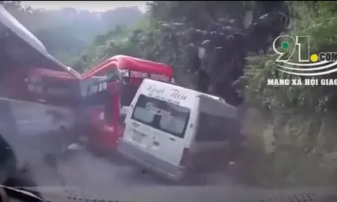 CLIP: Ôm cua mất phanh, xe giường nằm đâm xe 16 chỗ dúi dụi vào vách núi