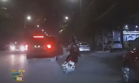 CLIP: Điều khiển xe máy lao như tên bắn, nam sinh bị ô tô hất lên vỉa hè - phụ huynh xem clip mà thấy hối hận