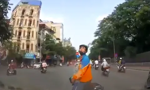 CLIP: Bị ô tô bấm còi giục liên hồi, shipper bất ngờ dừng xe, nhổ nước bọt trả đũa xấu xí