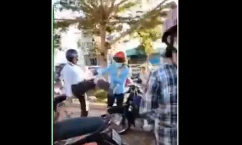 CLIP: Người phụ nữ đi đòi tiền bị gã đàn ông đấm, đá thẳng mặt: 'Mọi người giữ lại giùm em với'