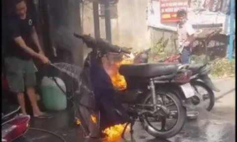 Bình thản dùng nước chữa cháy, CĐM gọi tên thợ xe của năm: 'Người truyền lửa là đây chứ đâu'