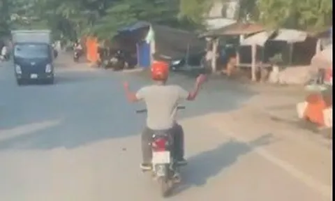 Vừa chạy xe vừa vỗ tay đầy yêu đời, người đàn ông khiến cư dân mạng thắc mắc: 'Chắc lại có gì trong người'