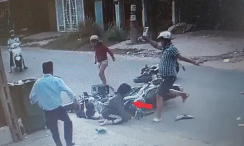 CLIP: Người đàn ông đạp tới tấp vào mặt, đầu nữ sinh sau va chạm giao thông