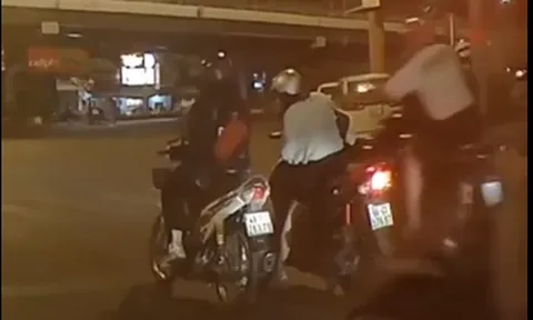 CLIP: Người phụ nữ bị giật túi xách khi dừng đèn đỏ Ngã tư Hàng Xanh