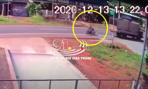 CLIP: Cú vít ga kinh hoàng đoạt mạng người đàn ông và khoảnh khắc lao vào đuôi xe tải gây ám ảnh