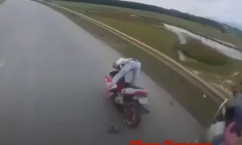 CLIP: Húc văng 2 người vào tà luy, thanh niên vẫn 'bay' trên xe máy và cái kết kinh hoàng