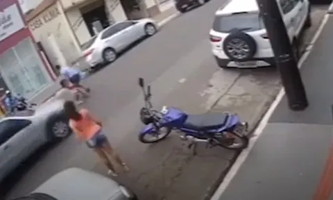 CLIP: Bé gái lao qua đường không quan sát suýt bị ô tô tông, phản ứng của anh trai được ví là 'người hùng'
