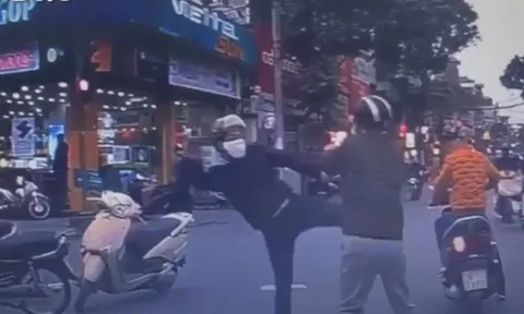 CLIP: Hai nam thanh niên lao vào đánh đấm nhau ngay giữa ngã tư sau va chạm giao thông