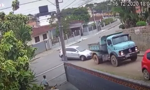 CLIP: Phát hiện xe tải tuột dốc kinh hoàng, tài xế xe con có pha xử lý tỉnh táo, thoát nạn trong gang tấc