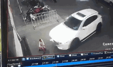 Clip: Kinh hoàng khoảnh khắc bé trai đạp xe bị ô tô đâm trúng, lọt vào gầm