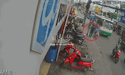 Clip: Đang đứng bên vỉa hè, nam thanh niên bất ngờ lao đầu vào gầm xe buýt tử vong