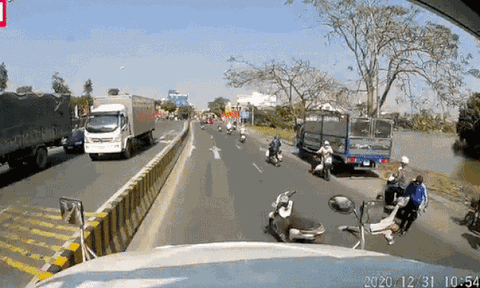 CLIP: Ngồi trước đầu xe container với hành động khó hiểu, người đàn ông bị nam thanh niên lôi vào lề đường
