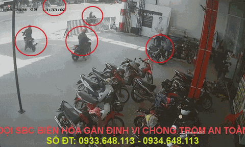 Clip: 6 đối tượng dàn cảnh trộm xe máy chuyên nghiệp, 2 xe máy 'bay màu' trong tích tắc gây hoang mang