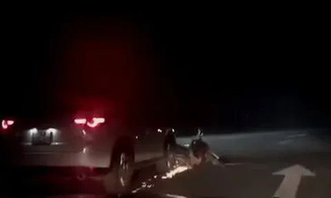 CLIP: Sau va chạm, tài xế ô tô say rượu kéo lê xe máy 2km trên đường đến tóe lửa