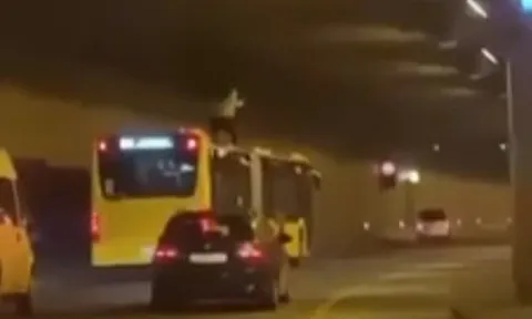 CLIP: Kinh hãi khoảnh khắc nam thanh niên leo lên nóc xe ô tô đang chạy để 'diễn xiếc'