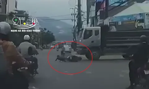 CLIP: Chưa hết thời gian dừng chờ đèn đỏ nhưng vẫn bất chấp chạy, nam thanh niên nhận về cái kết cực nhọ