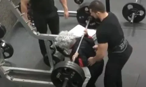 Đám đông thanh niên lác mắt nhìn 'bà cụ' nâng tạ gần 200 kg
