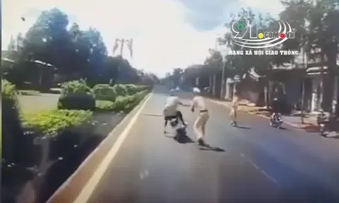 CLIP: Đang 'cà khịa' ô tô gặp ngay CSGT, người đàn ông tăng tốc thông chốt và cái kết ê chề