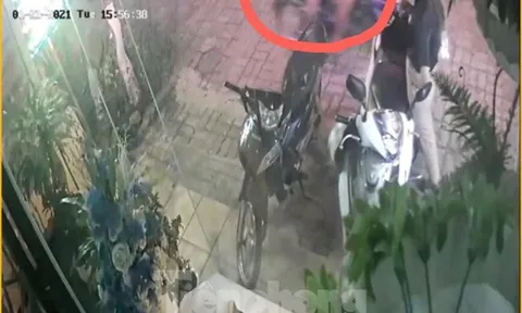 Clip: Đứng trước nhà nghe điện thoại, cô gái bị 2 đối tượng cướp túi xách chứa 50 triệu đồng