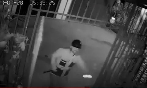 Clip: Người đàn ông đạp tung cửa nhà dân, ngang nhiên xông vào trộm chó lúc rạng sáng gây bức xúc