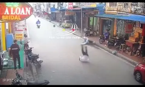 CLIP: Nam sinh điều khiển xe máy với tốc độ cao, tông người đàn ông đi bộ ngã văng xuống đường
