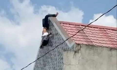 Hốt hoảng theo dõi cảnh nam thanh niên leo lên mái nhà rồi bất ngờ nhảy xuống bất tỉnh
