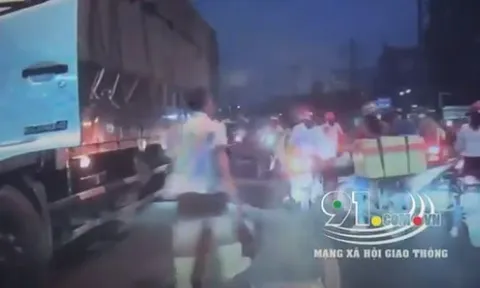 Clip: Tài xế ô tô tải dừng giữa đường, cầm dao dằn mặt nam thanh niên ném đá vào xe