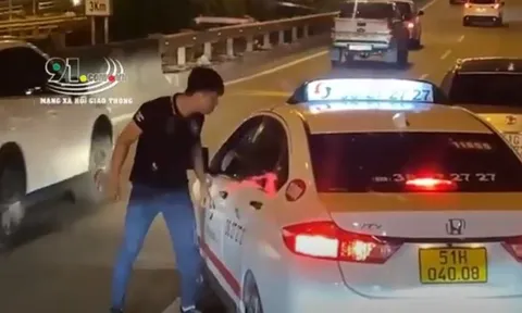 CLIP: Người đàn ông chạy xe con chặn đầu xe taxi, hùng hổ lao xuống dằn mặt tài xế ngay trên cao tốc