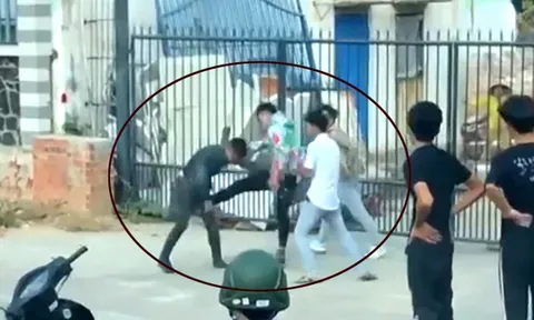 Clip: Nam thanh niên bị đánh hội đồng, đấm đá túi bụi trên đường sau va chạm giao thông