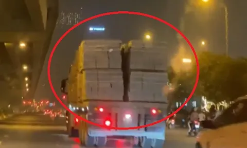 Video: Container chở gạch xiêu vẹo, lắc lư ‘làm xiếc’ trên đường quốc lộ