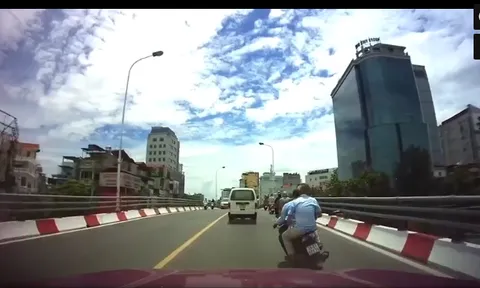 Tai nạn kinh hoàng: 2 thanh niên đầu trần phóng nhanh lấn làn, đâm trực diện ô tô trên cầu vượt