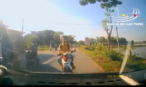 Chạy xe lấn làn, nam sinh đâm trực diện vào ô tô, khoảnh khắc sau đó khiến người xem hết hồn