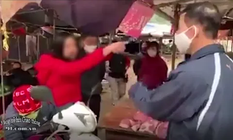 Clip: Đi chợ không đeo khẩu trang bị nhắc nhở, người phụ nữ lớn tiếng chửi cả chợ