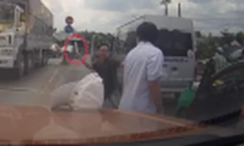 Clip: Xin vượt bất thành, nam thanh niên cầm dao chém liên tiếp vào tài xế taxi