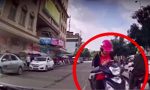 Clip: Cô gái trẻ đứng nghênh ngang giữa lòng đường nhắn tin, thái độ 'cứng' khi bị tài xế nhắc nhở gây bất ngờ