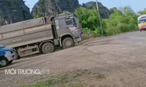 Khoáng sản từ bãi tập kết trái phép vận chuyển vào nhà máy Vissai