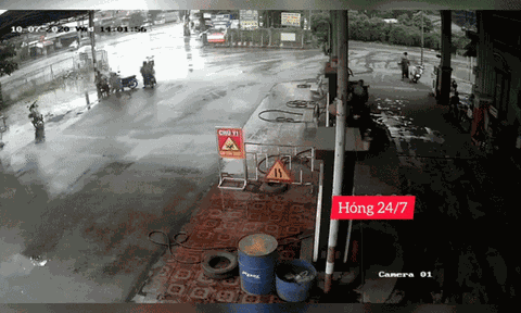 Clip hi hữu: Xe máy không người lái bất ngờ phi qua đường, lao thẳng vào cây xăng khiến nhiều người kinh hãi