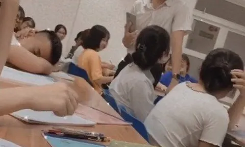 Nam sinh ngủ gật trong giờ, thầy giáo có màn trừng phạt cao tay khiến cả lớp cười nghiêng ngả