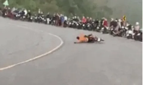 Nam thanh niên 17 tuổi 'diễn xiếc' trên đèo Hải Vân
