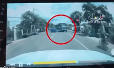 Khoảnh khắc đánh lái tránh nữ tài xế, xe ben lật nghiêng gây tai nạn kinh hoàng