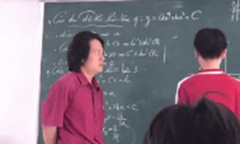 Nam sinh loay hoay tìm lời giải toán, biểu cảm bất lực của thầy giáo khiến cả lớp 'cười nghiêng ngả'