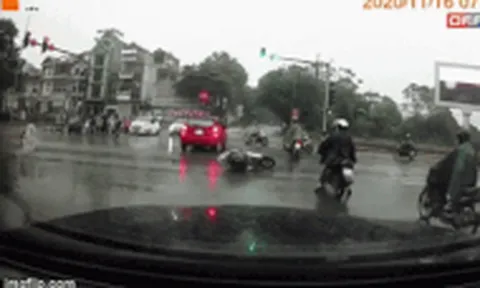 Clip: Pha trượt dài đầy đau thương của cô gái giữa ngã tư phố Hà Nội, nguyên nhân 'chỉ vì cái phanh'