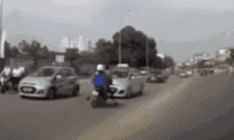 CLIP: Tông vào ô tô ngã văng, chồng hốt hoảng đuổi theo con chó, mặc vợ nằm đau giữa đường