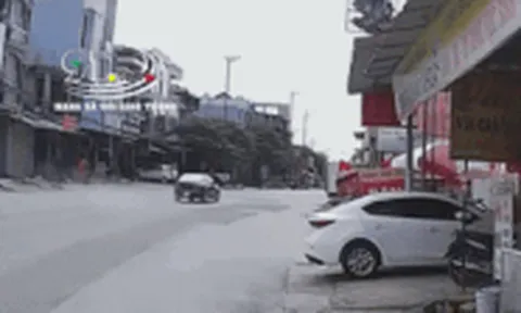 Khoảnh khắc kinh hoàng: Ô tô lao như bay tông người đi xe máy văng lên mái nhà, 2 bố con tử vong thương tâm