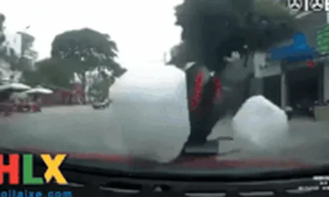CLIP: Phút lơ là của tài xế và cú tông chí mạng khiến tất cả xót xa