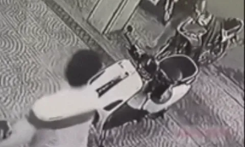 Clip: Hỏi thăm đường không được, nam thanh niên đi SH mở cốp xe lấy dao, hung hăng đuổi nhân viên quán chè