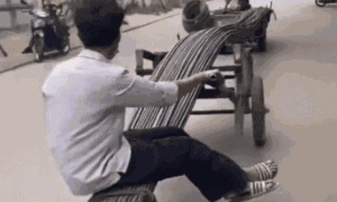 CLIP: 2 người đàn ông khiến cả phố vừa 'căm' vừa sợ, mỗi lần bẻ lái là thót tim