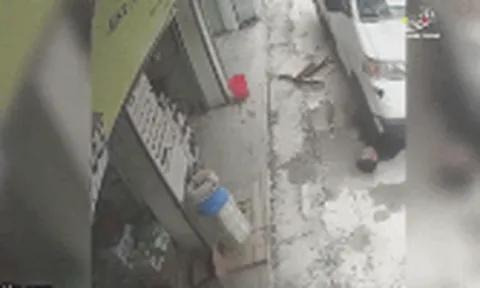 Ngồi đúng điểm mù ô tô tải, người đàn ông bị bánh xe chèn qua và khoảnh khắc thần kỳ xuất hiện
